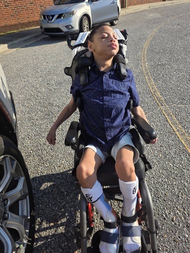 junifgs's tweet photo. Madixx didn’t give up even on his critical condition, he still proceed to the 3rd grade ❤️ https://t.co/vStX4RF96d