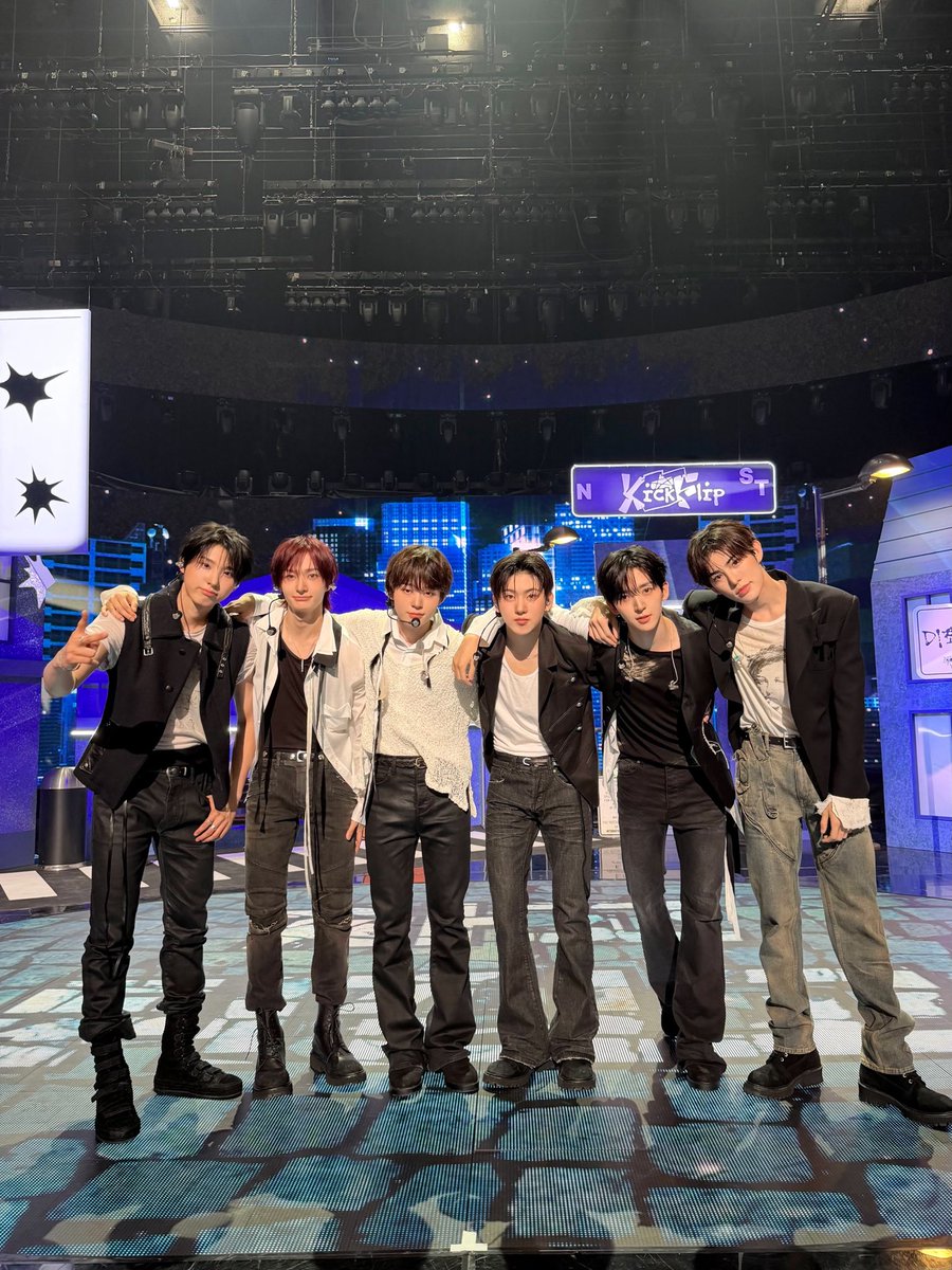 kickflip_jype's tweet photo. 📸ᴋɪᴄᴋᴋɪᴄᴋᴅᴀʏ

261009
KBS2 뮤직뱅크

#KickFlip #킥플립 
#KICKOFFTHEWALL_Pt1 https://t.co/o3Vrv1tI9W