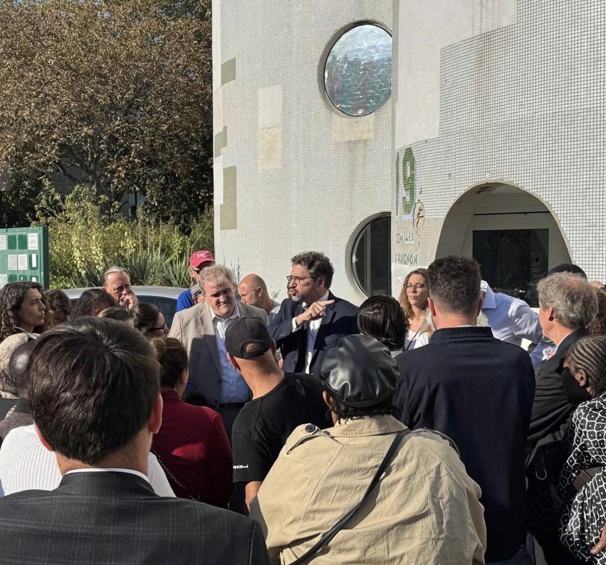 Prefet92's tweet photo. Vous accepteriez, vous, que votre ascenseur reste en panne plus d’un an alors que vous habitez au 38ème étage ?

La réponse est, évidemment, non. Les habitants des logements sociaux situés au 19 allée des Demoiselles d'Avignon dans le quartier Pablo Picasso ne l’acceptent pas non plus.

Avec le maire de @VilleNanterre, Raphael Adam, le préfet des Hauts-de-Seine, Alexandre Brugère, et le préfet délégué à l’égalité des chances, Olivier Delcayrou, se mobilisent pour accélérer la réparation des ascenseurs de cet immeuble, ainsi que des tours voisines.

Cc
@NanterreCoop