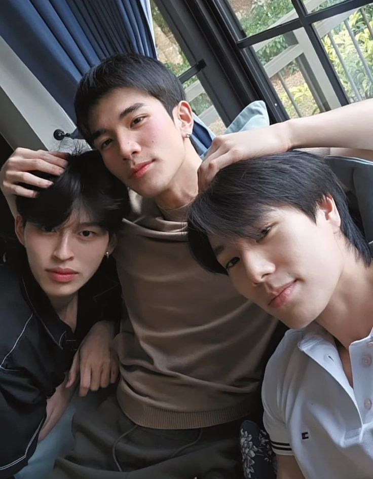 whosshii's tweet photo. The way pondphuwin fourth pic always give me "millennial parents with spoiled genz kid" vibes 😭😭

#TommyHilfigerxCadillacF1 https://t.co/e1HMjZpeKA
