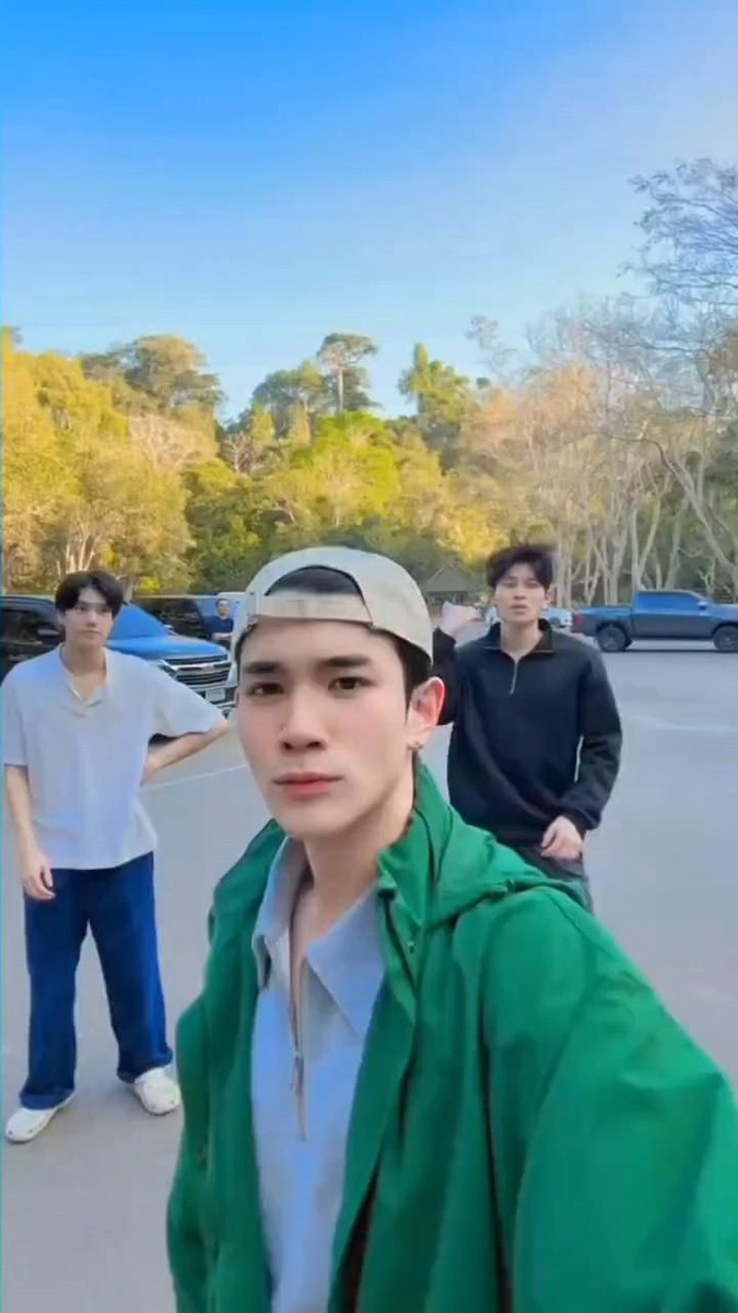whosshii's tweet photo. The way pondphuwin fourth pic always give me "millennial parents with spoiled genz kid" vibes 😭😭

#TommyHilfigerxCadillacF1 https://t.co/e1HMjZpeKA