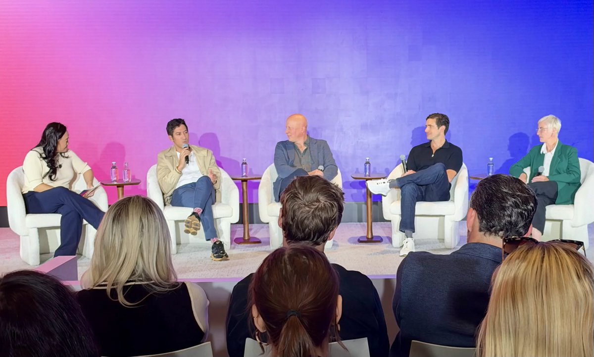taboola's tweet photo. Last night, @AdamSingolda hit the Innovation Stage to discuss "The New Discovery Journey: Winning the Moments Before Purchase." Together with leading industry experts, the team explored how search, AI & the open web shape modern product discovery.

Key takeaways: shifts in agency spend, Generative Engine Optimization (GEO) & turning early consumer intent into growth.

How is your audience discovering products today?