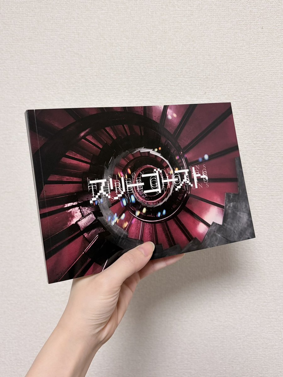 n_skist's tweet photo. スリーゴーストのパンフレット🥰想像以上に分厚い！これからゆっくり読むけど、インタビューのページも写真も充実してて嬉しい。 https://t.co/nrH1D5vCSu