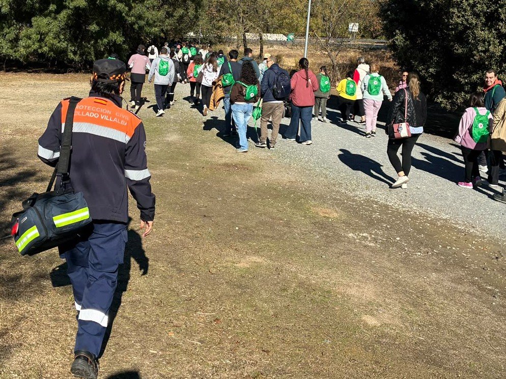 EmergenciaCV's tweet photo. En la mañana de hoy un binomio de voluntarias de Protección Civil da soporte sanitario preventivo a la II marcha de entidades por la salud mental, celebrada en la Dehesa de Collado Villalba.

Siempre cerca de los ciudadanos, dispuestos a ayudar cuando se necesita.

#MunicipioSeguro ✅