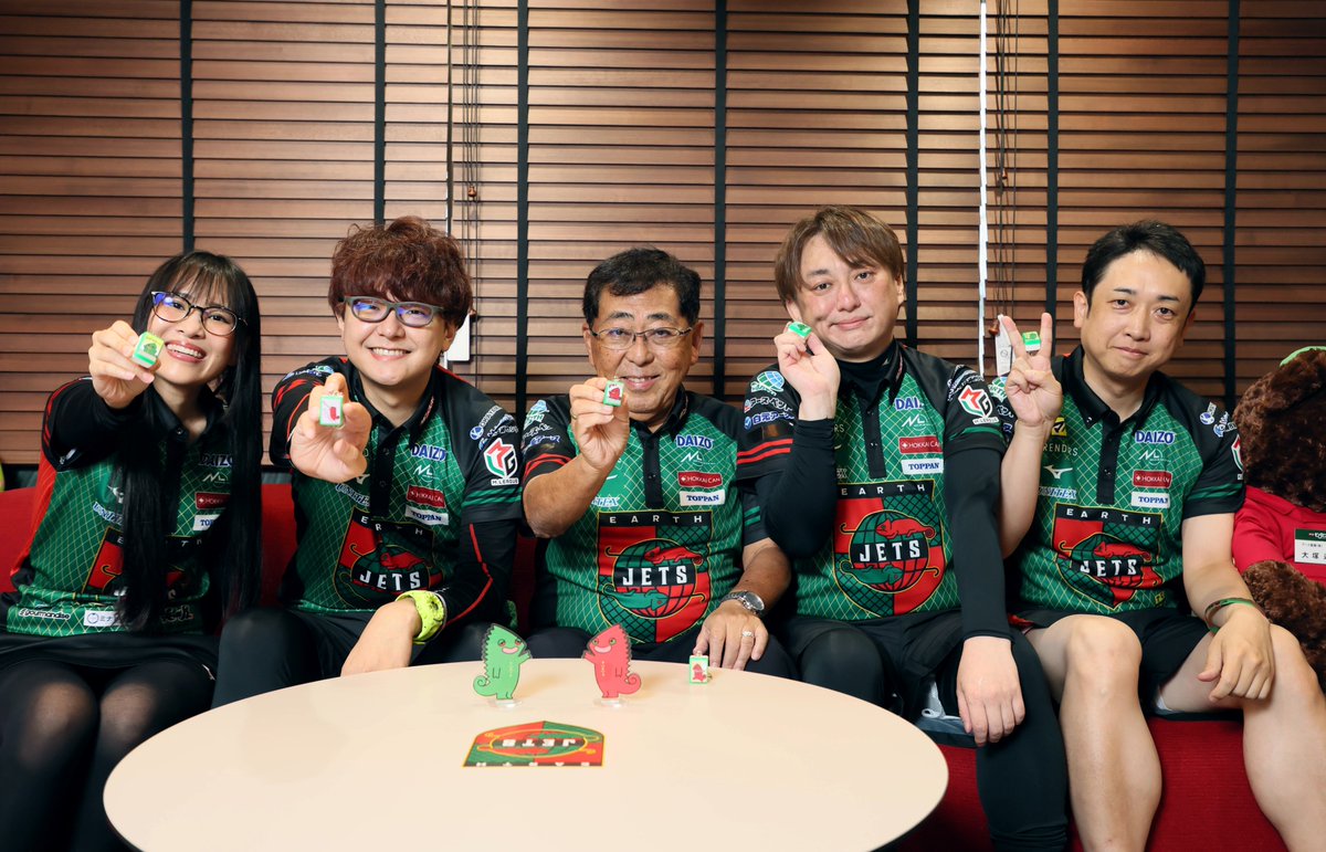 sanspo_earthj's tweet photo. 10月15日に発売となるオシヒキのアクスタ＆麻雀牌キーホルダーは、#アースジェッツ の選手や川村監督にも大好評🌟

そんな５人の貴重なショットを📸

100個限定ですので、予約はお早めに！

アクリルスタンド↓
https://t.co/BQx9VnVjch

麻雀牌↓
https://t.co/XZd3HLLJvv https://t.co/faNlVOPEuy