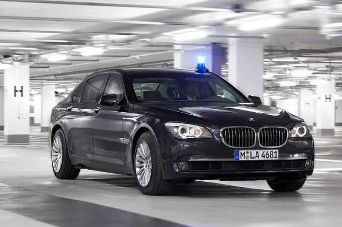 AlpenHofnarr's tweet photo. Worum geht's
bei Rauschs Dienstwagen?

Jeder kann einen BMW kaufen oder auch nicht. Firmen oder Organisationen, die viele Autos einer Marke im Fuhrpark haben, bekommen Mengenrabatte. Bei der Diskussion um AfD-Landtagspräsident Rauschs Dienstwagen geht's um Sponsoring von einzelnen Dienstwagen ausgewählter Personen in Form von besonders günstigem Leasing. Ausgewählt werden natürlich Personen oder Organisationen, die zur Marken-Strategie passen. Ist das nicht gegeben, wird natürlich nicht gesponsert. 

Wenn AfD-ler jetzt öffentlich Druck machen, ist das nichts anderes als Machtmissbrauch. Ein Unternehmen soll gezwungen werden, den Dienstwagen von Landtagspräsident Rausch zu sponsern, obwohl er offenbar nicht nur zur Markenstrategie passt.