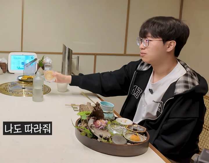 ddalbaeryn's tweet photo. 술 받을때도 공손함 https://t.co/GjslwAWnqt