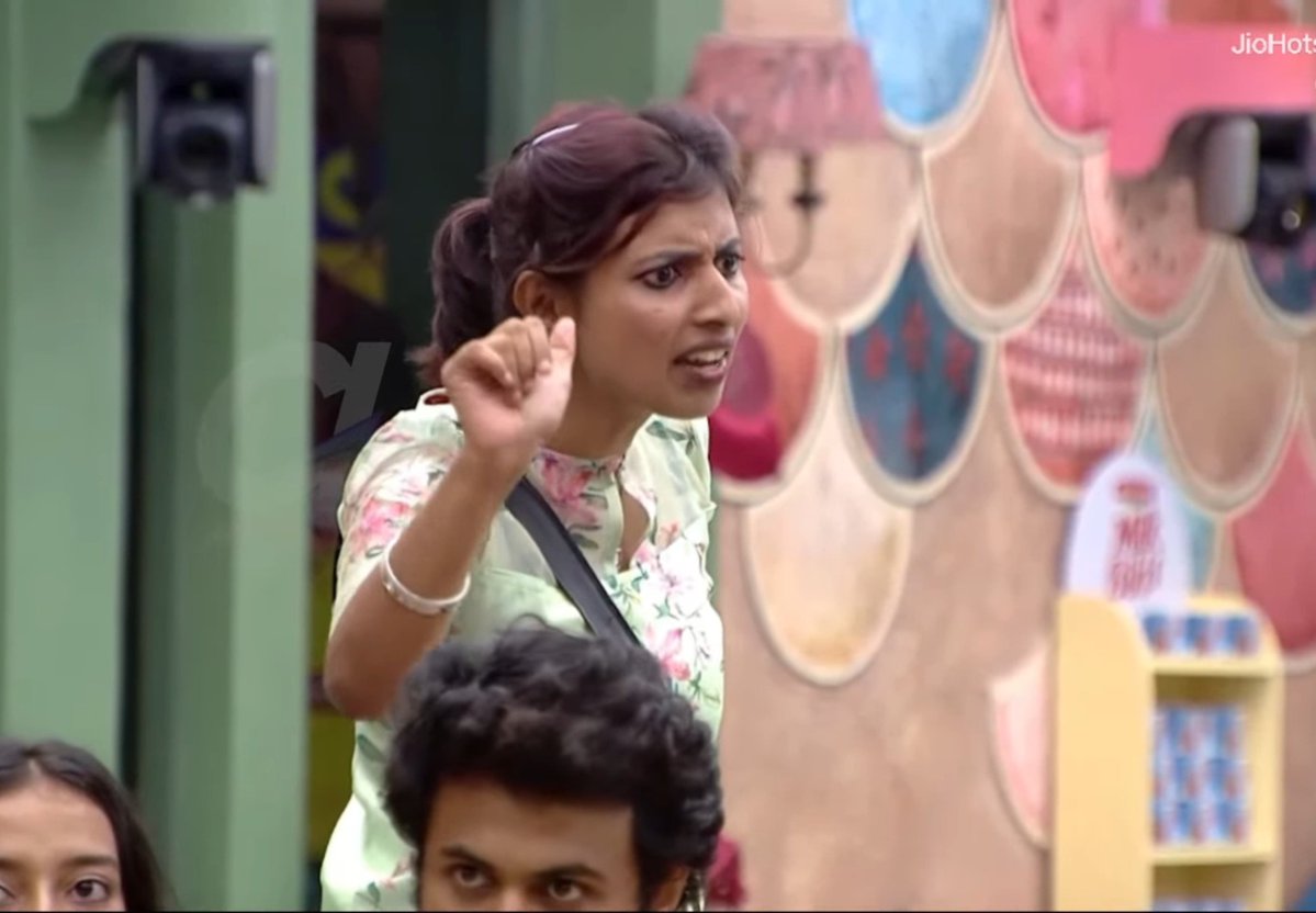 I_i_ilavarisirk's tweet photo. Shama - Yaru Ivan to TTF clown 💥💥💥💥💥💥

Self respect na ithu tan da ...my girl shama 💥💥💥💥

#BiggBossTamil10 https://t.co/WFjsYxbRzk