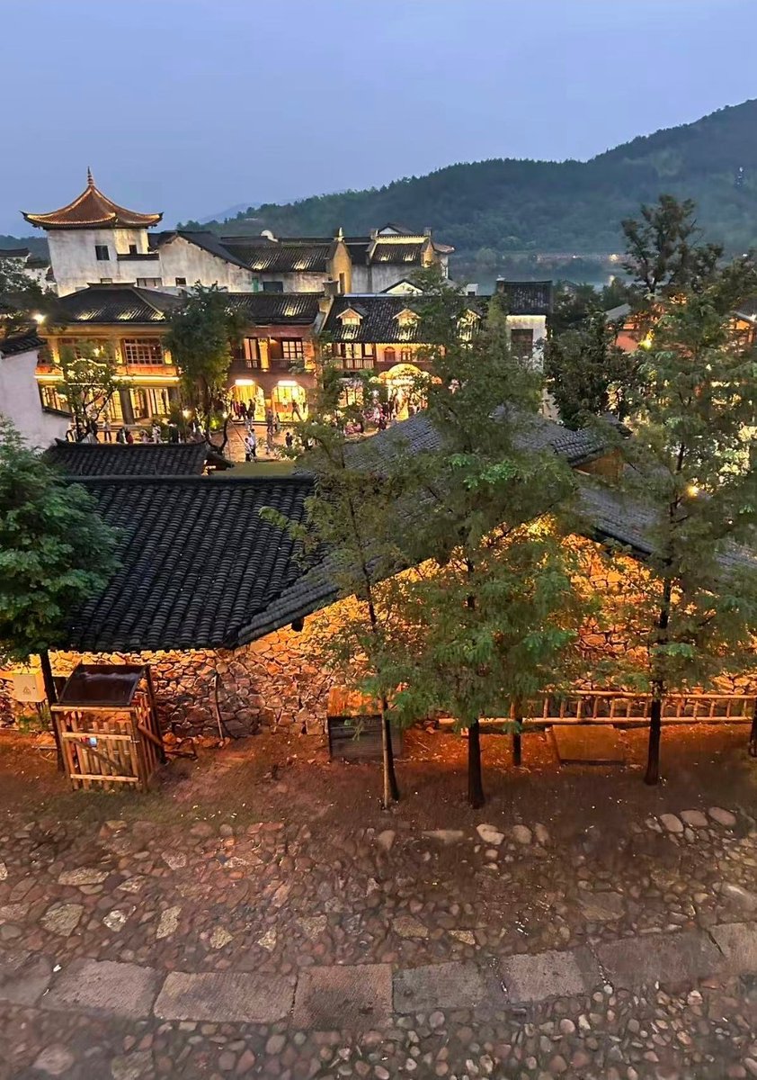 zhenzi813's tweet photo. 先月帰国された日語ボラの上海学習者さんからの旅行写真が素敵でシェア。
江蘇省宜興市の山と水に囲まれた窑湖小鎮は陶芸体験も出来る人気のエコツーリズムスポット。 https://t.co/mGSilvM5fP