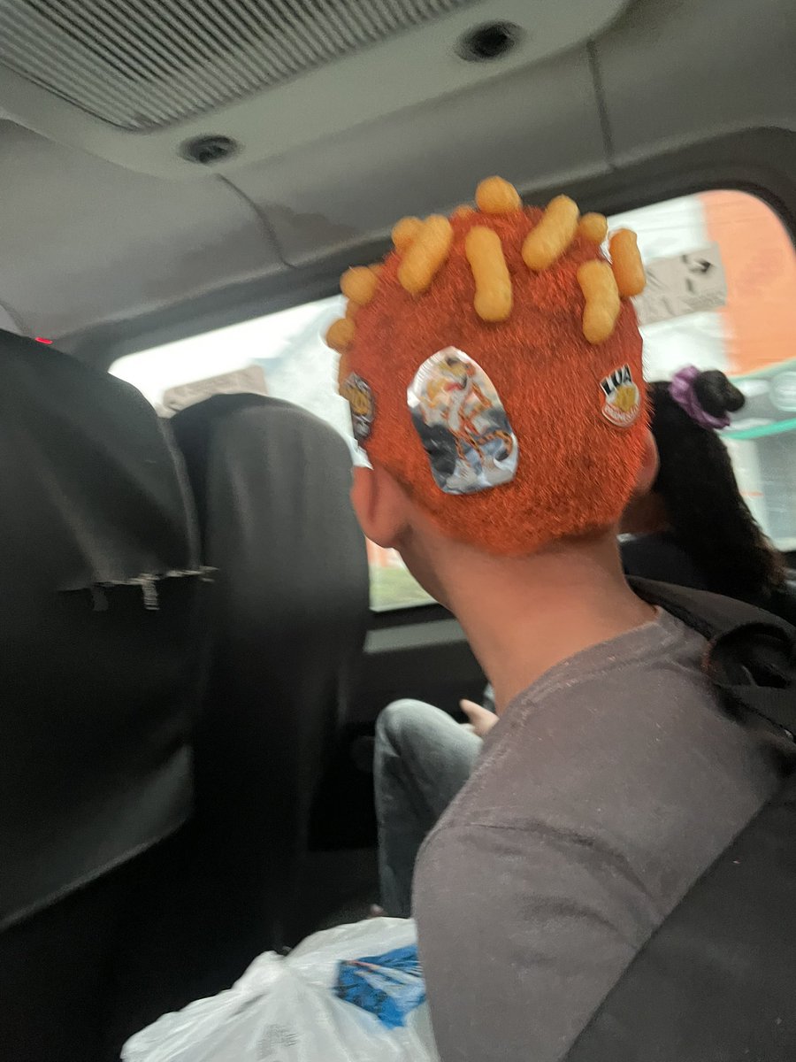 bmoura_0's tweet photo. eu to a uns vinte minutos sentindo um cheiro insuportável de cheetos na van, e quando fui olhar pro lado… https://t.co/hODVugOgfd