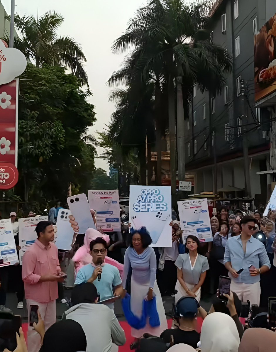 aqr_community's tweet photo. Aqeela with all the Artists at Oppo Parade Selfie Keliling hari ini 🙌🏻🙌🏻

OPPO PARADE WITH AQEELA
#OPPOxAQEELACALISTA
#OPPOA7PROSERIES https://t.co/I9p3ojXrRI