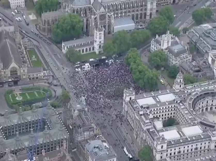 JamesGreyX's tweet photo. @dawndavis54 @SetagWerdup666 I live in London and saw the UTK rally gather in Parliament Square, not even close.  

1st picture, 1 million people in Parliament Square

2nd picture UTK https://t.co/dFbJVMqDgu