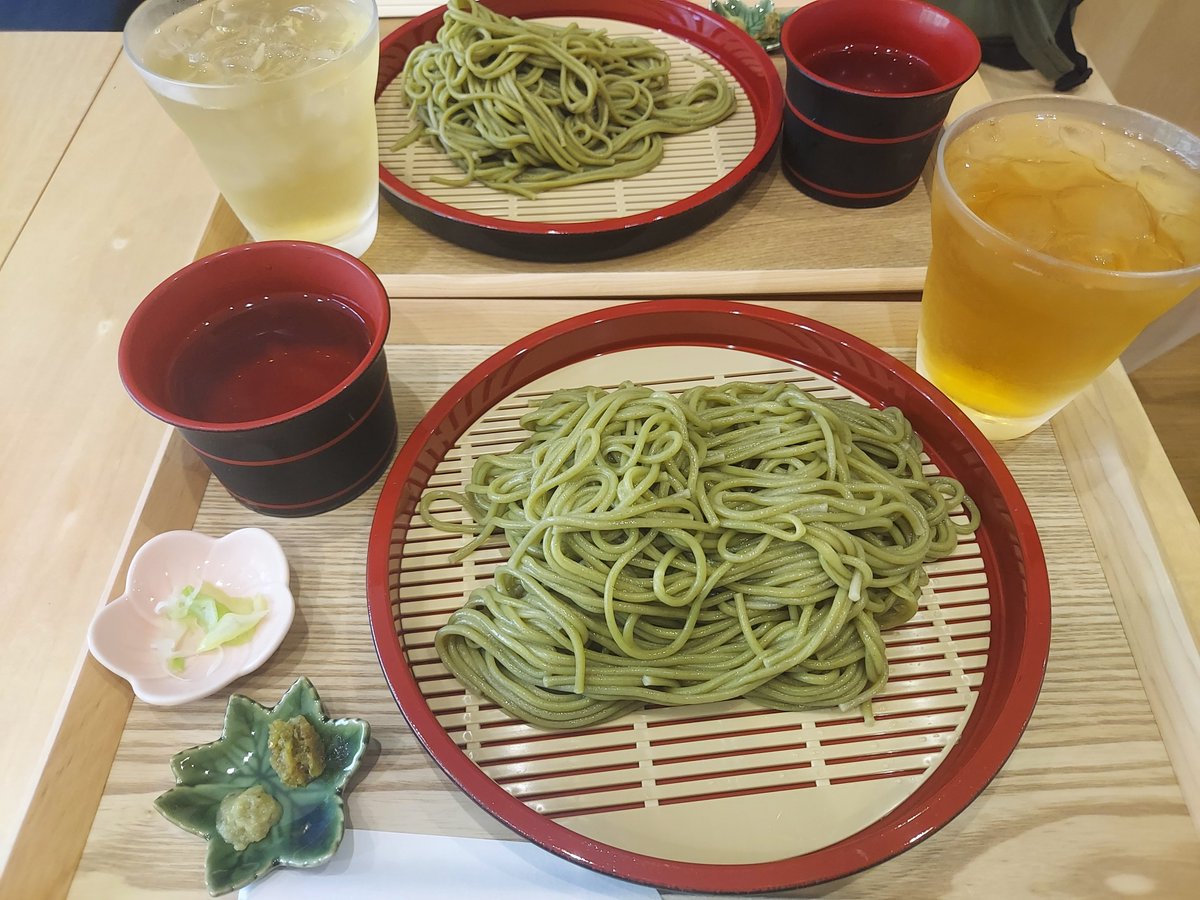 Tomokichi0610's tweet photo. @k5h6m2

#賛想庵さん に行ってきましたよ😋
もちろん 茶そばは大盛りです( ´艸｀)

前回ワンプレート(3種)を頂いたので
今回は このかちゃんのポスターセット？？を https://t.co/FPeoqqBX5p