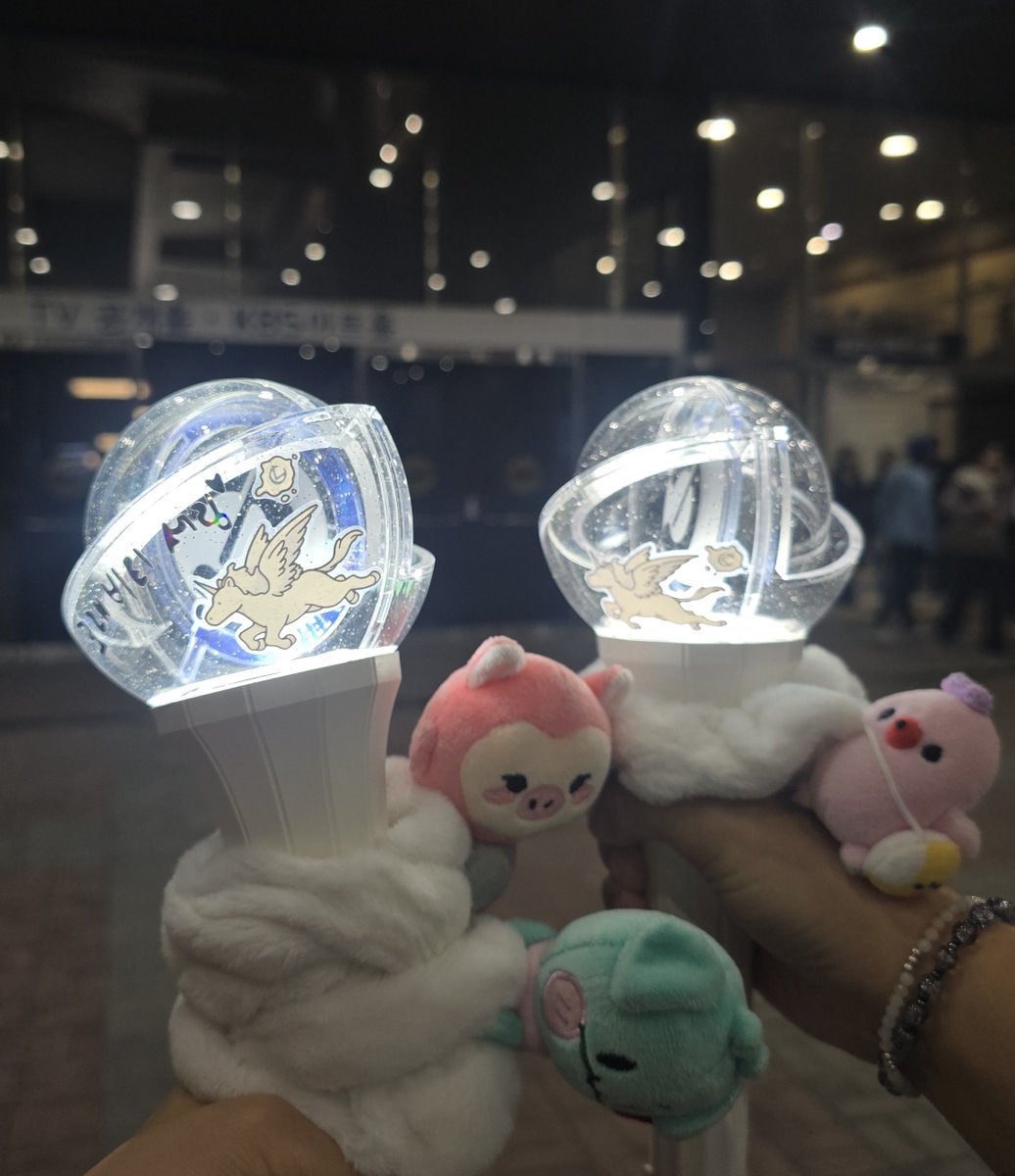 hamdoong_0322's tweet photo. 뮤직뱅크 생방 방청 당첨되어서 크래비티 봤다아아아 리허설도 봐서 행복했어😆
방송 보기전 클얘도 너무 재밌었습니다😘 https://t.co/IWM4SvWP8F