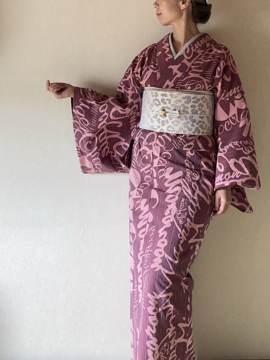 Cyan_saiji's tweet photo. 先日の着物
チョコレート、マカロンなど甘いもの尽くしの可愛い着物はルミロックさん　@rumirockstore 

何年も前に欲しくて欲しくて、でもどこも売り切れてて探しまくったら意外にも県内の呉服屋さんに一反だけあって仕立てました。

金彩磁帯留　スター は10/21〜キモノトコモノ6にお持ちします https://t.co/RiCOJW3r8O