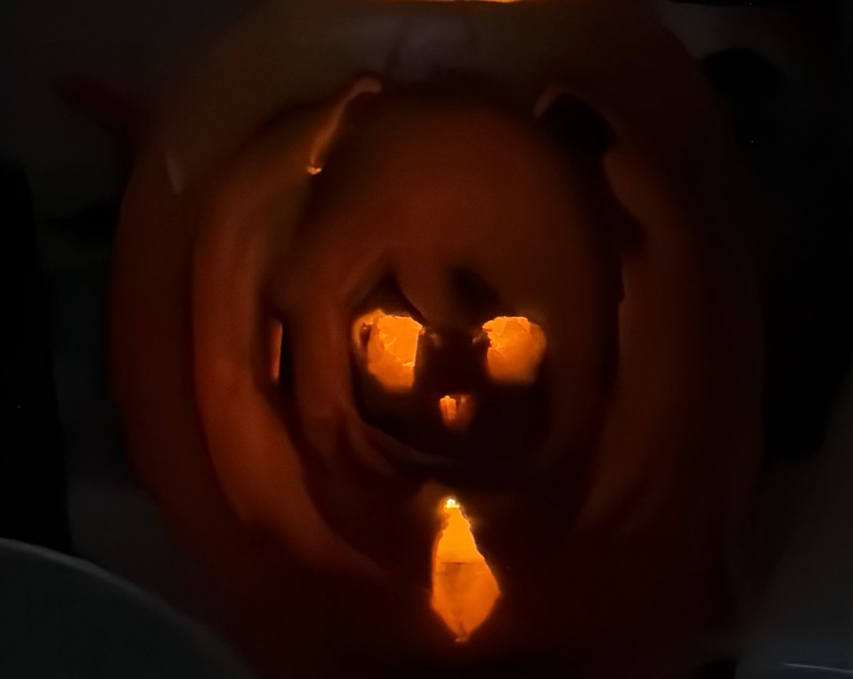 ruby_horizons's tweet photo. #HMCSPumpkin26 this is my miku pumpkin i just freehanded her onto a pumpkin and then carved it https://t.co/ynX3DQtgVz