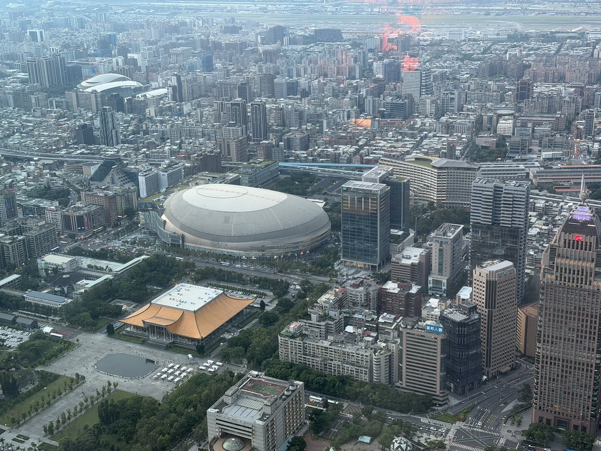 nao914tra's tweet photo. 台北101の展望台へ！🏙️✨

眼下に広がる台北の街並みは、
絶景で感動しました😊

ちょうど夕日が沈んでいく
タイミングでした！📸✨

#台北101 https://t.co/zdHu7f4vZi