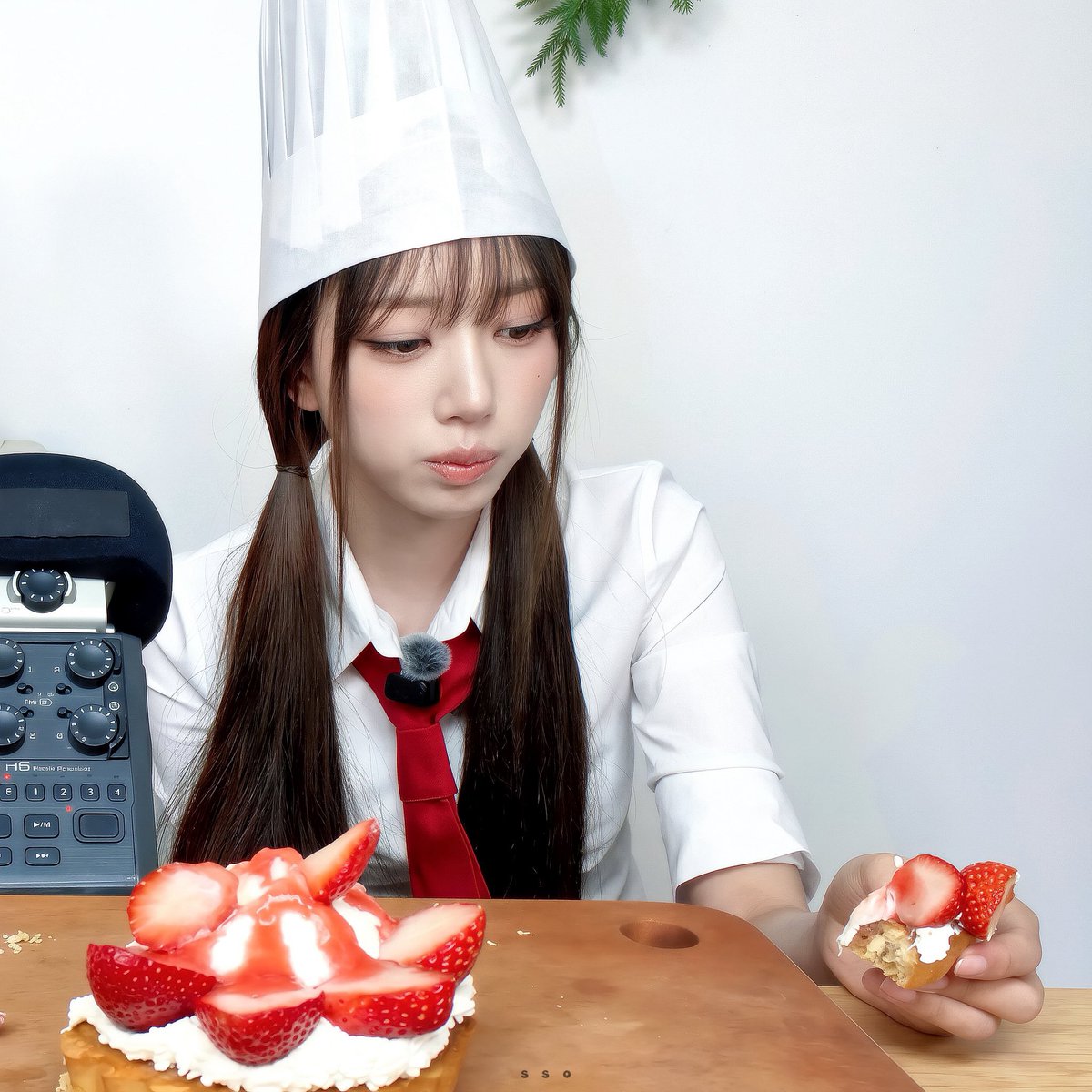 SOOINstide's tweet photo. ada yang suka banget strawberry kaya aku? >___★ anyway buah favorit aku semangka, kalo kalian apa? https://t.co/xpZjE6c2sk