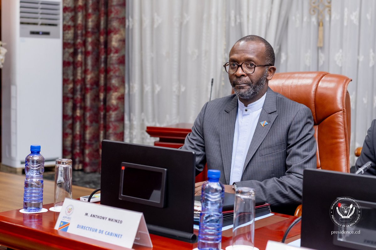 Presidence_RDC's tweet photo. La structuration du projet Grand Inga et ses enjeux ont été au cœur d’une réunion interinstitutionnelle présid��e ce jeudi 8 octobre 2026 à Kinshasa par le Président de la République, Félix-Antoine Tshisekedi Tshilombo, en présence de la Première ministre Judith Suminwa Tuluka et du Président de l’Assemblée Nationale, Aimé Boji Sangara.

À cette occasion, le Chef de l'État a donné des orientations fermes aux membres du Conseil stratégique de l’Agence pour le développement du projet Grand Inga (ADPI). Le développement de ce mégaprojet hydroélectrique ne doit pas se faire au détriment des populations locales, dont les conditions de vie doivent être préservées.

Avec une capacité de production visée de 40 000 MW et un potentiel annoncé de création de huit millions d’emplois, le projet Grand Inga s'impose plus que jamais comme le moteur énergétique du continent africain et le principal accélérateur de la croissance économique du pays.