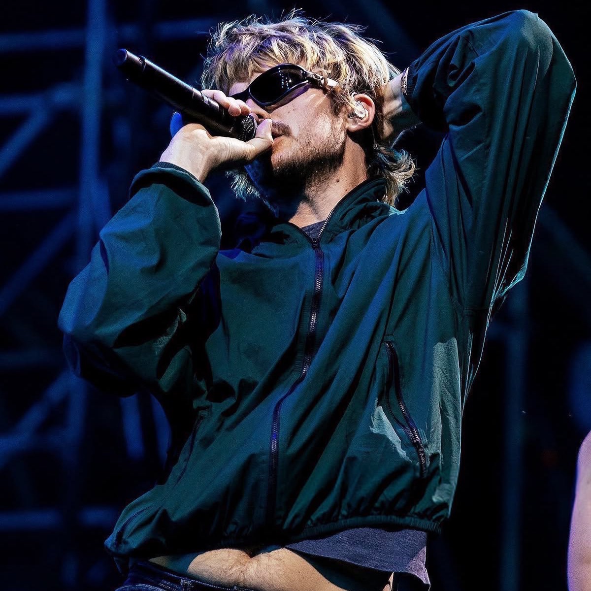 DJOLLANOV's tweet photo. joe keery going blond was actually one of the best decisions anyone has ever made and i need him to bring it back right fucking now https://t.co/tYKxFCQd2B