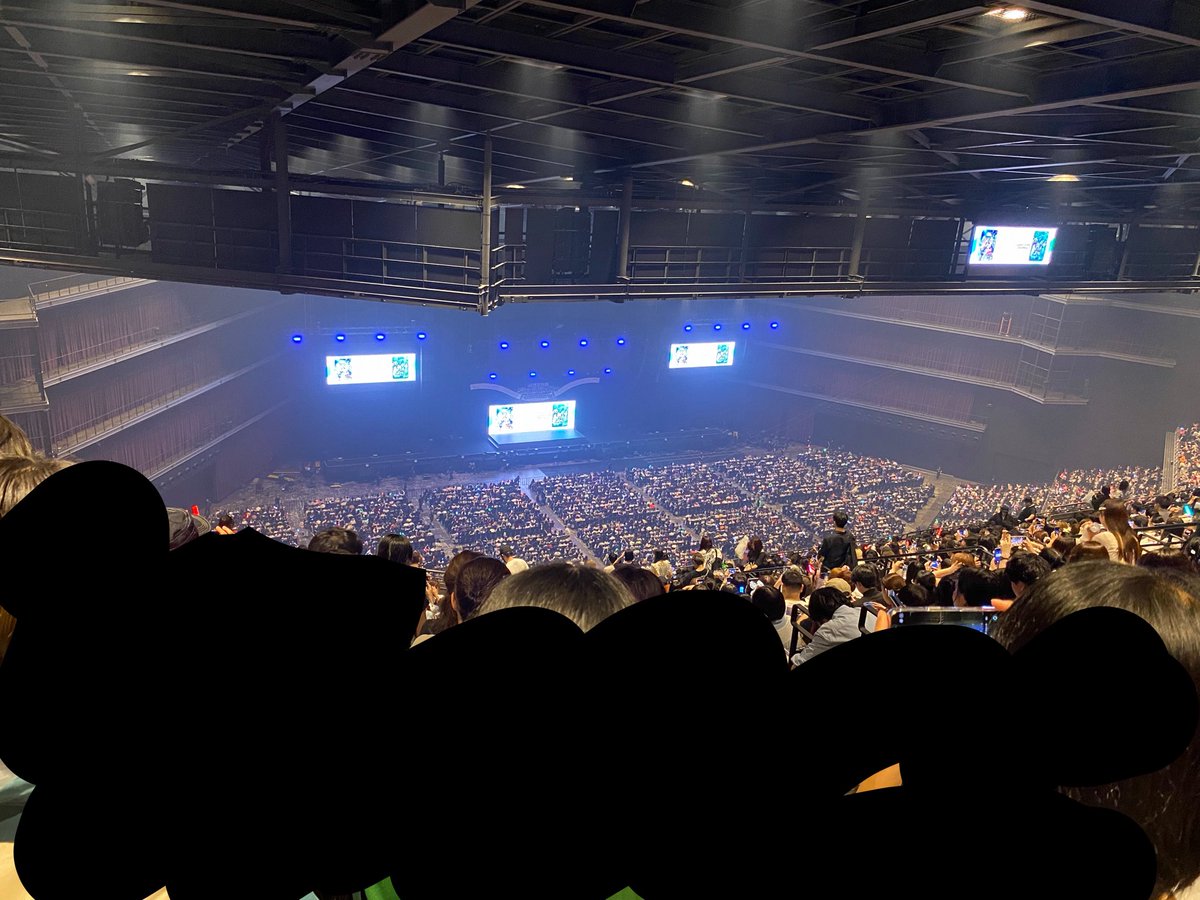 V_omochi_1110's tweet photo. 座席でお困りのようだな…
これがKアリーナLEVEL7天井席(最後列)だ！
階段50段くらいあって山登りすぎるから、お手洗い行くなら座席に座る前にしなよ！
往復するだけで汗だくだぜ！！
レベル7用のモニターはついてるから割と見えるぜ。ちゃっちい双眼鏡使うくらいならない方がいい(個人差あり)。 https://t.co/7nW2ZRj2zQ