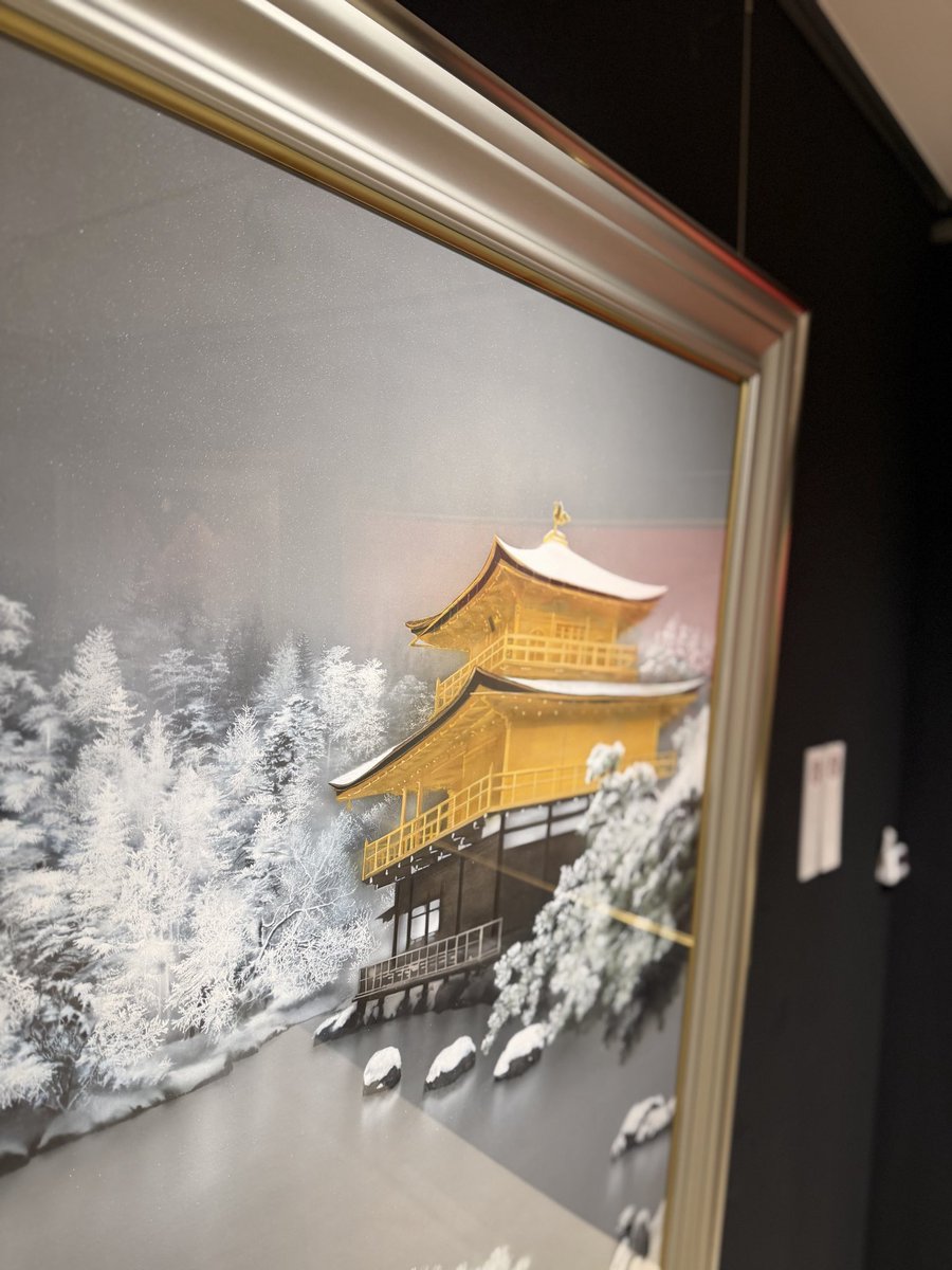 nomusecnolife's tweet photo. 煌めく現代日本画(郷さくら美術館)。先週中目黒で用事があったので、日本画に出逢いに。で、素晴らしい作品が‼️。「金閣寺雪景」(中川修)、パッと見ると写実的な雪景ですが、岩絵具でしょう、照明が当たると細かい凹凸が光って、まるで描かれていない降雪が絵画一面に広がる🖼️。素晴らしい表現❄️ https://t.co/zl3fgrEn7y