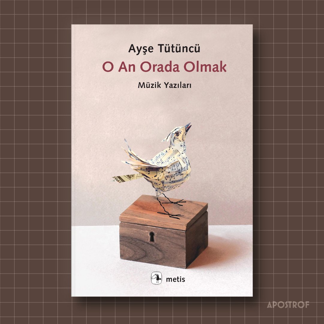ApostrofKitap's tweet photo. #Yakında / Müzik yazıları ama aynı zamanda hayata dair yazılar. Müzikle ilgili meselelerle hayata dair konular arasında bağ kurup köprü olmaya çalışan yazılar. Hayatı yaşanabilir, sanatı ise sanat kılan insani ve kopmaz bağlantılara ve ortaklaşmaya dikkat çekiyorlar.

“Ayşe Tütüncü’nün kaleminden aktarılan her makale müzik üzerinden anlatılan gerçek birer hayat hikâyesi ve sanki sadece sevgili Ayşe bunları bu kadar içten anlatabilirmiş gibi geliyor bana.”– Feridun Ertaşkan

“En kişisel olandan başlayan bir yazı biraz sonra kolektif tarihimize, oradan felsefenin sınırlarına ulaşıyor. Tütüncü, çokyönlü müzik kavrayışıyla birlikte siyasetten kültür tarihine uzanan güçlü birikimini incelik, derinlik ve tevazuyla paylaşıyor.”– Evrim Hikmet Öğüt

“O derdini sadece piyanonun değil, daktilonun tuşları üzerinde de anlattı yıllarca. Didaktik değil, akademik değil, sıkıcı hiç değil; anılarını ve duygularını da içine kattığı, ‘bir müzisyen müzik hakkında nasıl yazmalı?’ sorusuna verilmiş en iyi yanıtlardan biri bu kitap.”– Murat Beşer

“Ayşe Tütüncü’nün yazıları sadece müziği değil, onunla bağlantılı anı, hikâye, bilgi ve farklı sanat dallarını baş köşeye koyuyor. Bilgiyi içine eğlence ve merak uyandırma duygusu da katarak aktaran bir aile üyesini dinliyorsunuz sanki.”– Melis Danişmend

“Ayşe Tütüncü’nün klasik piyano eğitimi aldığı tarihlerde konservatuvarlar diğer müzik türlerine adeta sağırdı. Gençlik yıllarında tanıştığı / karşılaştığı müzikler ona yepyeni bir bakış kazandırdı. Kitaptaki yazılarında olsun, besteleri ve içinde yer aldığı topluluklardaki müziğinde olsun bu bakışın izleri görülüyor.”– Ferruh Gençer

Ayşe Tütüncü, O An Orada Olmak, @Metiskitap