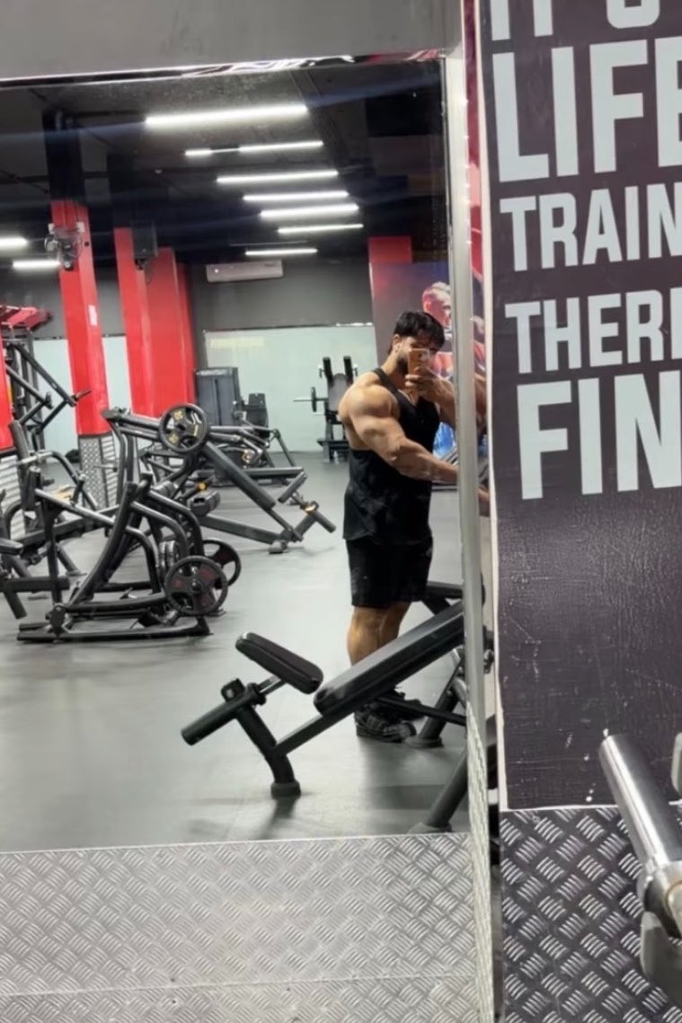 alphasheikh9's tweet photo. Arms 💪🏻 #fitness #alpha #cashmaster https://t.co/iIIzQXcvZJ
