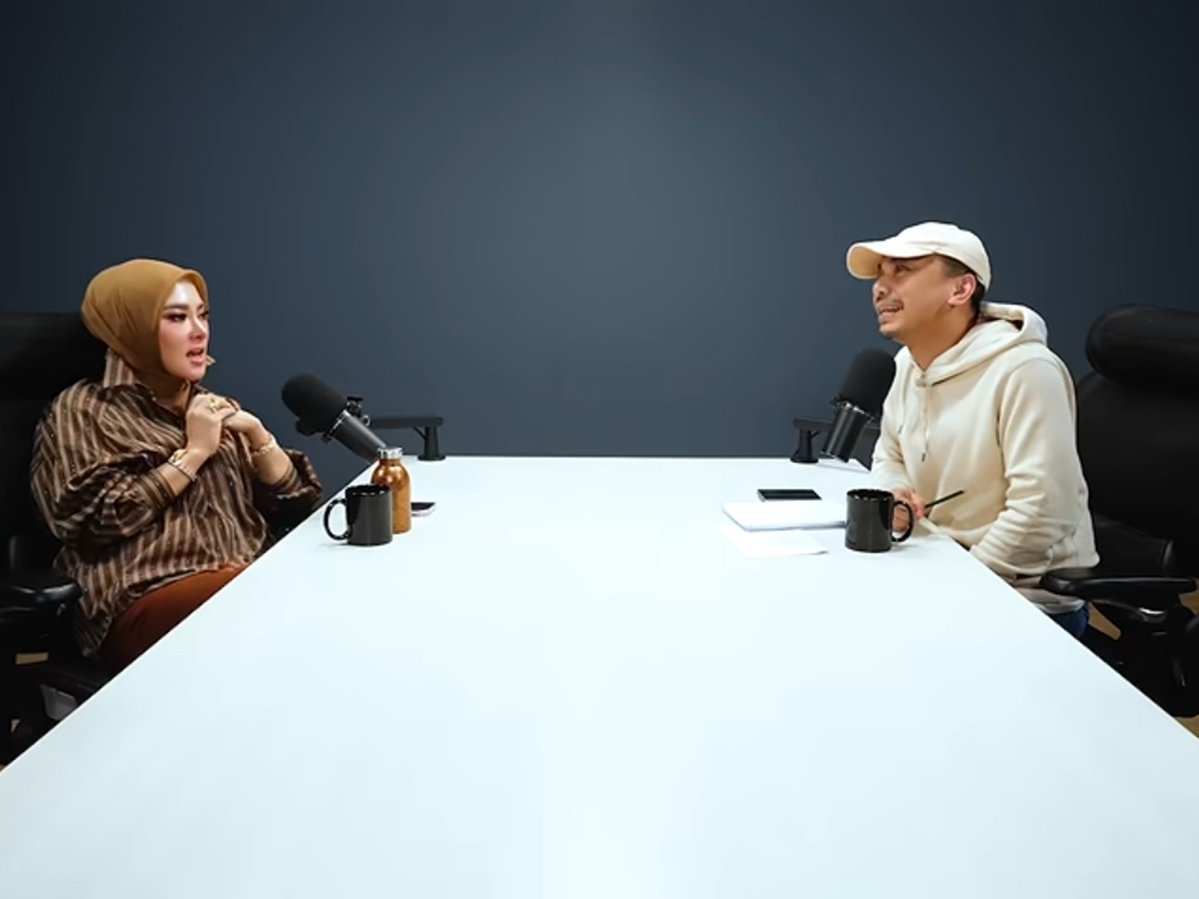 eliyaa2026's tweet photo. Lagi nonton yt podcast nya Raditya Dika yang bintang tamu Syahrini terus salfok sama Tumblernya Syahrini ini, kira-kira Tumbler nya merk apa ya?😭
kayaknya setiap podcast Syahrini selalu bawa itu tumbler 😌 https://t.co/QYFCFz5RnB