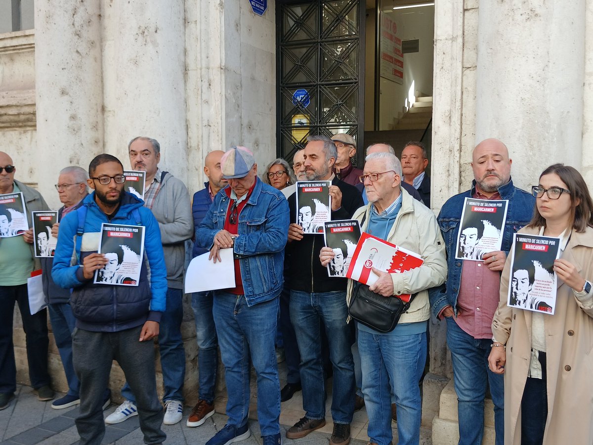 ugt_valladolid's tweet photo. En estos momentos, UGT Valladolid guarda un minuto de silencio en memoria de Maricarmen, desahuciada y fallecida poco después. Nadie debería perder su hogar.
Reivindicamos el derecho a una vivienda digna y políticas que protejan a las personas más vulnerables. https://t.co/Dykh5c73c1