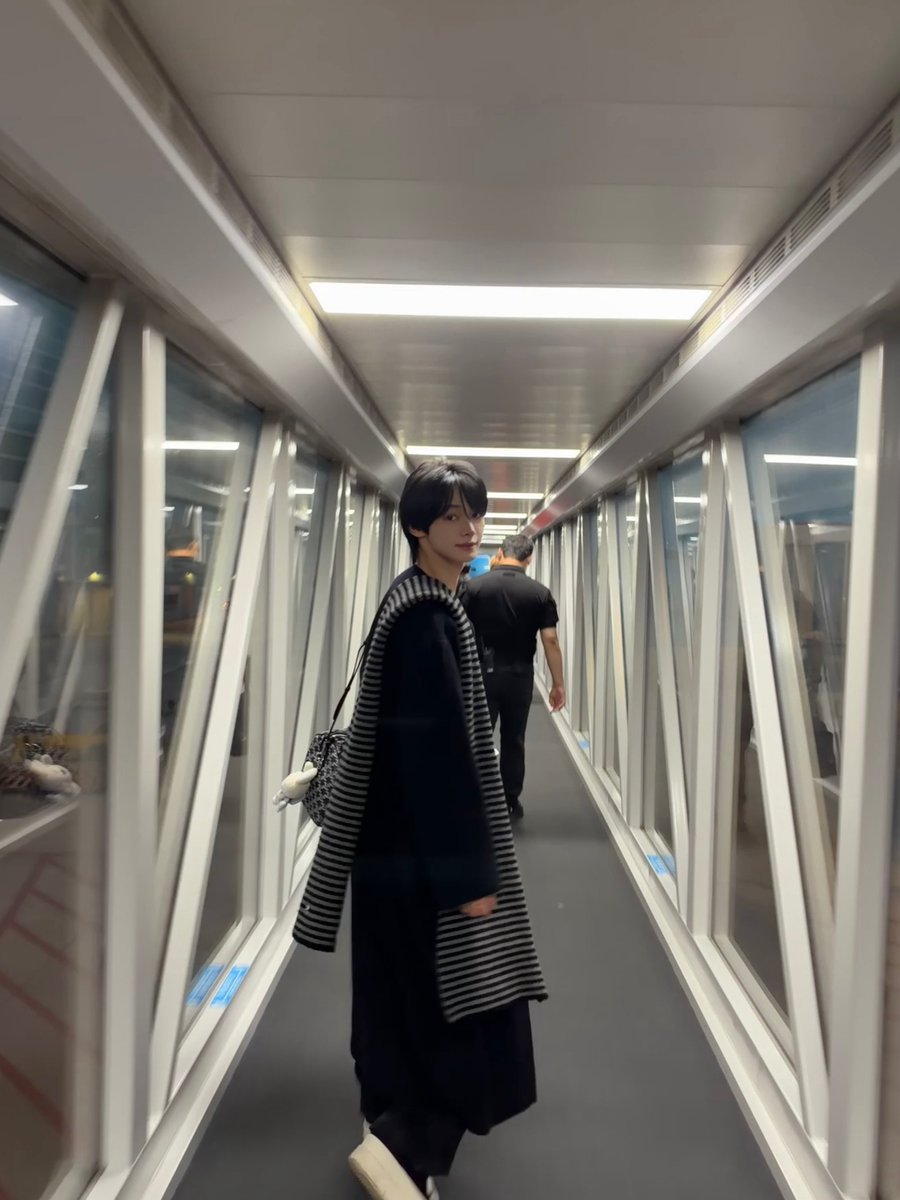 twhanjin's tweet photo. pergi dulu ya, nanti balik lagi! ✈️ https://t.co/7nNBbIdezp