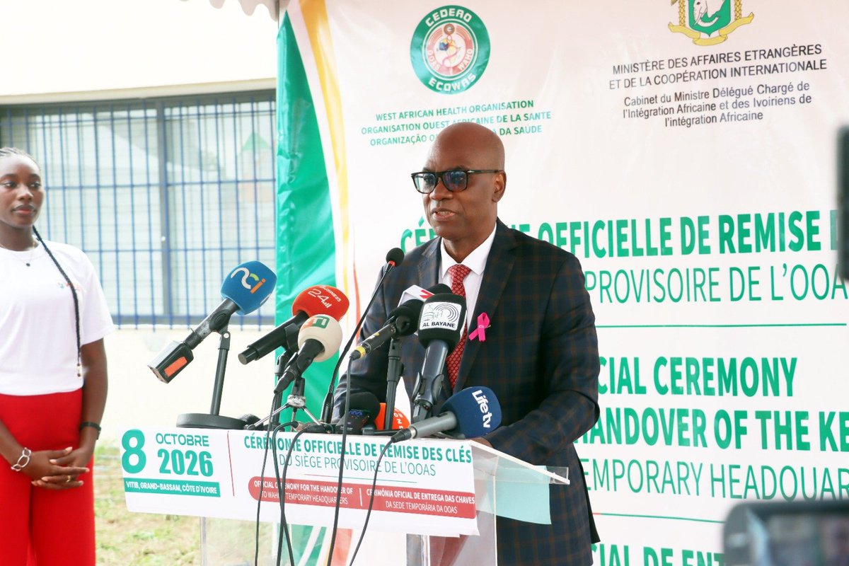 DG_OOASWAHO's tweet photo. Honoré d'avoir reçu ,ce jeudi 8 Octobre les clés des nouveaux locaux provisoires de l'@OOASWAHO au VITIB de Grand-Bassam . 
​Ma gratitude au Burkina Faso pour ces années d'accueil, et au Président @AOuattara_PRCI pour ce chaleureux Akwaba. https://t.co/Y901ffBknH