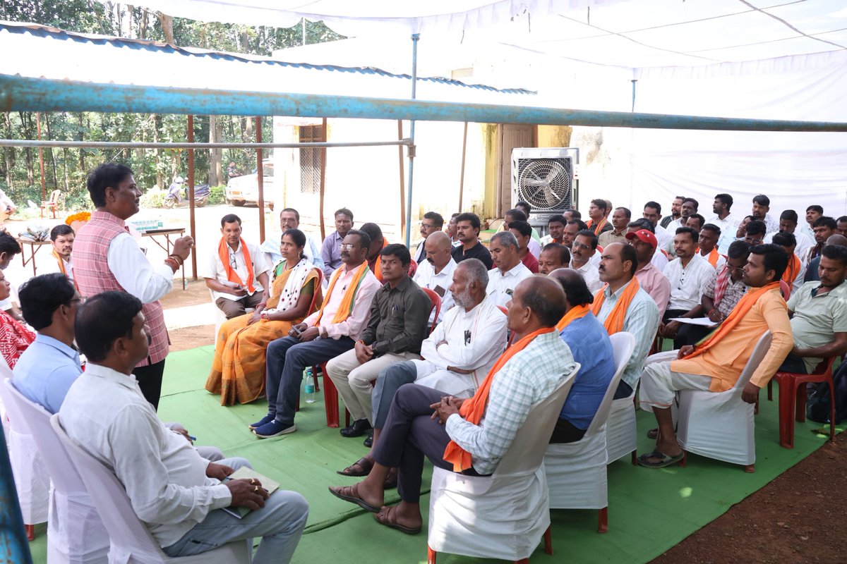 KedarKashyapBJP's tweet photo. नारायणपुर विधानसभा क्षेत्र के भानपुरी मंडल में शक्ति केंद्र प्रभारियों की बैठक लेकर सेवा संकल्प अभियान के अंतर्गत आयोजित होने वाले विभिन्न कार्यक्रमों की रूपरेखा पर विस्तृत चर्चा की।

इस अवसर पर शक्ति केंद्र प्रभारियों, संयोजकों एवं सह-संयोजकों के साथ बूथ स्तर तक कार्यक्रमों के प्रभावी संचालन, बेहतर समन्वय एवं सफल क्रियान्वयन की कार्ययोजना पर विचार-विमर्श किया।

#sevasankalpabhiyan #25YearsOfSeva #bastar 

@narendramodi @NitinNabinBJP @vishnudsai @KiranDeoBJP @ChhattisgarhCMO @BJP4CGState @BJP4India