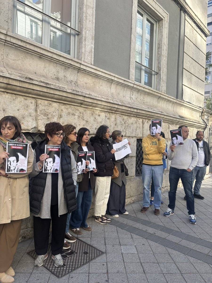 UGTCyL's tweet photo. 🔇Celebramos un minuto de silencio por el fallecimiento de MariCarmen.

🔥Su pelea y su sufrimiento fueron la chispa que prendió la llama del movimiento social que ha impulsado a todo el país en la lucha por la vivienda

✊Nos vemos el 11N en las calles para honrar su memoria y defender el derecho de todas las personas a tener una vivienda en condiciones dignas