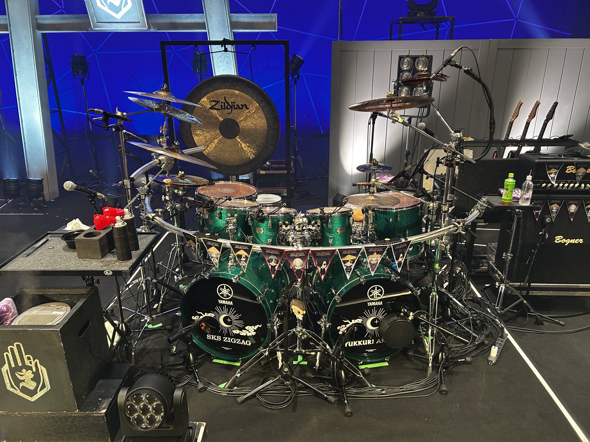 Yamahadrums_jp's tweet photo. 🥁-真天地開闢集団-ジグザグのドラマー
影丸さんのド派手なドラムセットをご紹介🔥

Absolute Hybrid Mapleの3タム、３フロアがずらり✨
カラーはジェイドグリーンスパークル (JGS)🟢
スネアはブラスシェルのRRS1365（13インチがポイント！）⚡️

HEXRACKIIでセットアップしているので脚周りはスッキリ。
ドラムソロではEAD50をフル活用し、ドラムセンサーユニットDSU50を右足バスドラムに👀
左足バスドラムには、元々使っていたEAD10のマイクユニットを使用。

さすがのアイデア満載ですね🤩
@zigzag_kagemaru