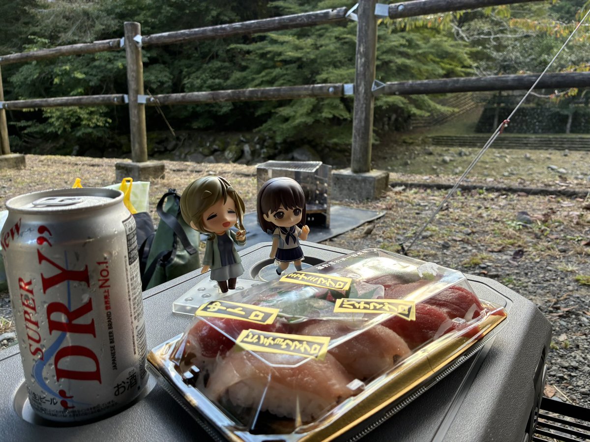 Maty_Plus's tweet photo. わーいタープ下手っぴ
秋刀魚は前より綺麗に焼けた笑
ご飯も食べたのでまたーりタイムです_(:3 」∠)_ https://t.co/9NfgdbZUnD
