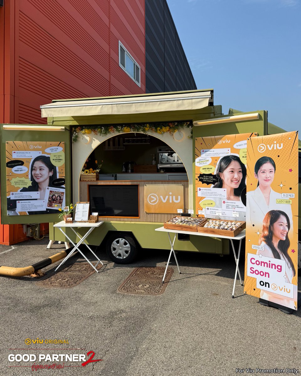 Viu_TH's tweet photo. 🥤 Viu Coffee Truck พร้อมข้อความของแฟนๆ 
ส่งตรงถึง 2 นักแสดง #จางนารา #คิมฮเยยุน ในกองถ่ายซีรีส์  #GoodPartner2 #คู่หูทนายตัวแม่2

⏰ เริ่มตอนแรก 20 พฤศจิกายนนี้ 
ดูได้ที่ Viu ที่เดียว

#Viuอ่านว่าวิว #ซีรีส์เกาหลีที่Viu #ViuOriginal https://t.co/RquDDZjDSa