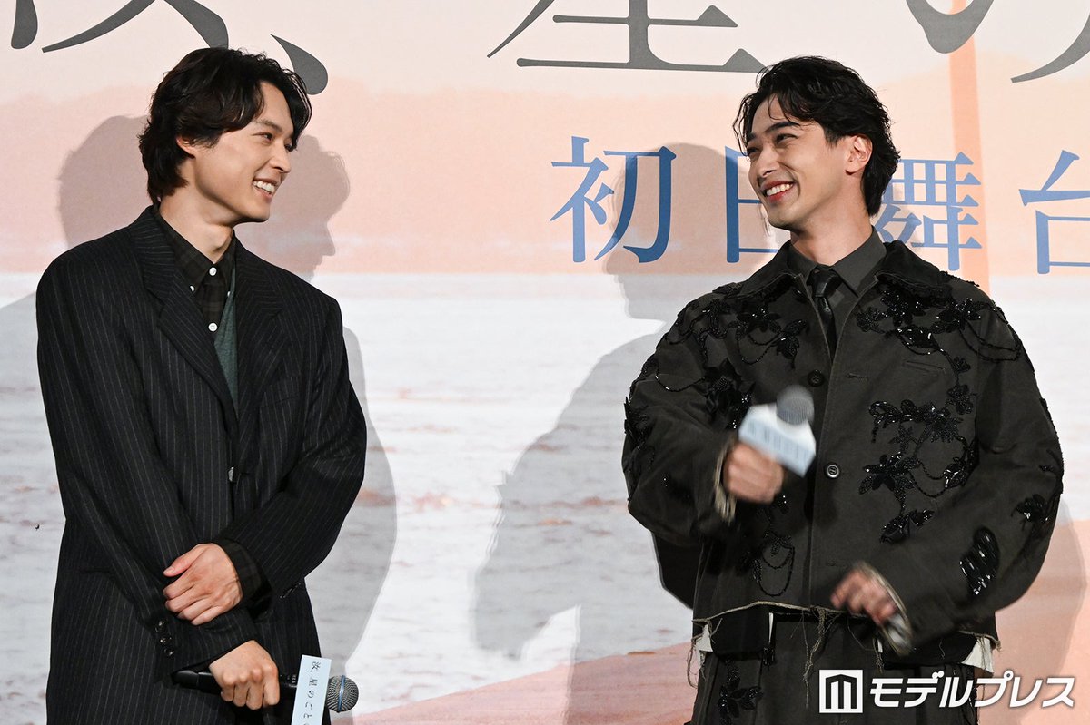 modelpress's tweet photo. 横浜流星、SixTONES松村北斗と撮影ぶり再会に
感情溢れる「会いたかった」
https://t.co/o68NIrQlaO

同じ夢を追う親友役として、初共演を果たした2人。横浜は「北斗くんと会ったことはなかったけど、アイドルとしてよりも役者として見ていて、そこに敬意があった。愛すべき相棒として、短い期間ではあったんですけど、櫂にとっても光のような、照らしてもらえたような時間ですごく幸せでした」と相棒へのリスペクトを言葉にした。