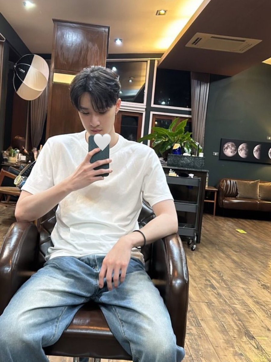 sugarplumdear's tweet photo. ธี ธีรเดชกับเสื้อสีขาว คือ 10 10 10 เฮียตี๋หล่อมากอะ ㅠ ㅠ 😭😭🤍🤍 https://t.co/4Dd4DOssp7