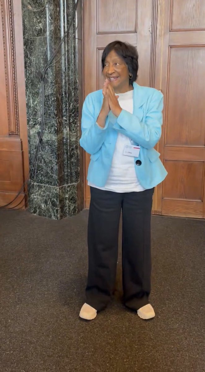 ROBZIK's tweet photo. Navi Pillay ha saputo di aver vinto il Nobel per la Pace mentre era in visita al tribunale di Norimberga. Non poteva esserci luogo più adatto. https://t.co/aHIAh9Vylu