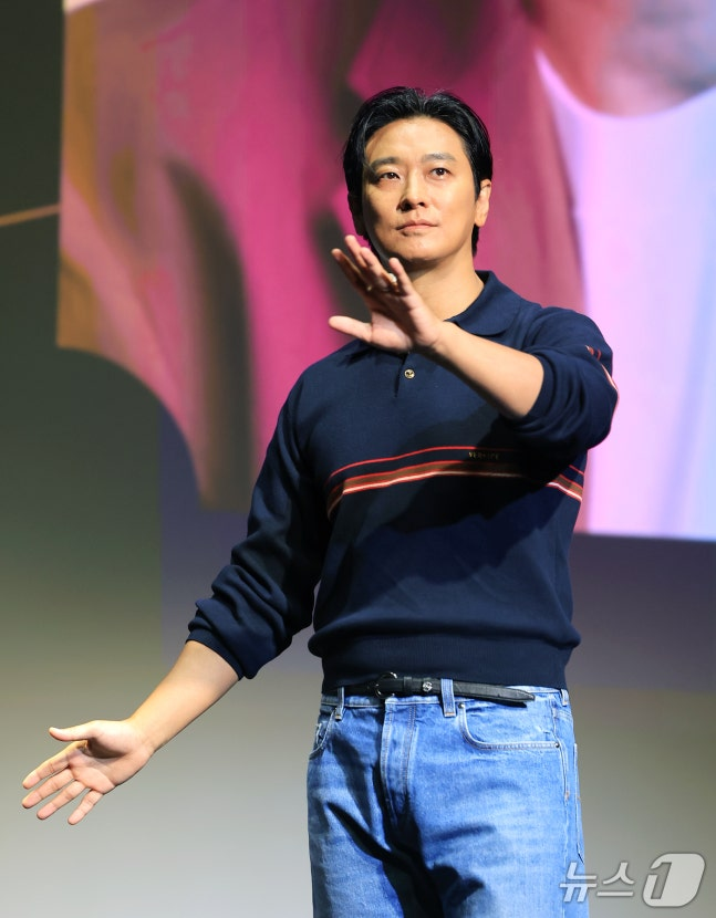 tang__kira's tweet photo. Ju Jihoon: Netflix tu apaan yak??

Ju Jihoon bilang baru tau Netflix pas dapet tawaran main drama 'Kingdom' 😭

Saat itu, baru ada 100k pelanggan Netflix di Korea, belum lagi bayaran Ju Jihoon lebih rendah dari biasanya karena Netflix Korea itungannya masih merintis.

"Aku pikir, karena pelanggan Netflix belum banyak, jadi kalau dramanya gak terlalu hits kayaknya gak rugi-rugi banget.

Eh ternyata drama ini menerima begitu banyak cinta~"
https://t.co/3HaeHcLxgZ
