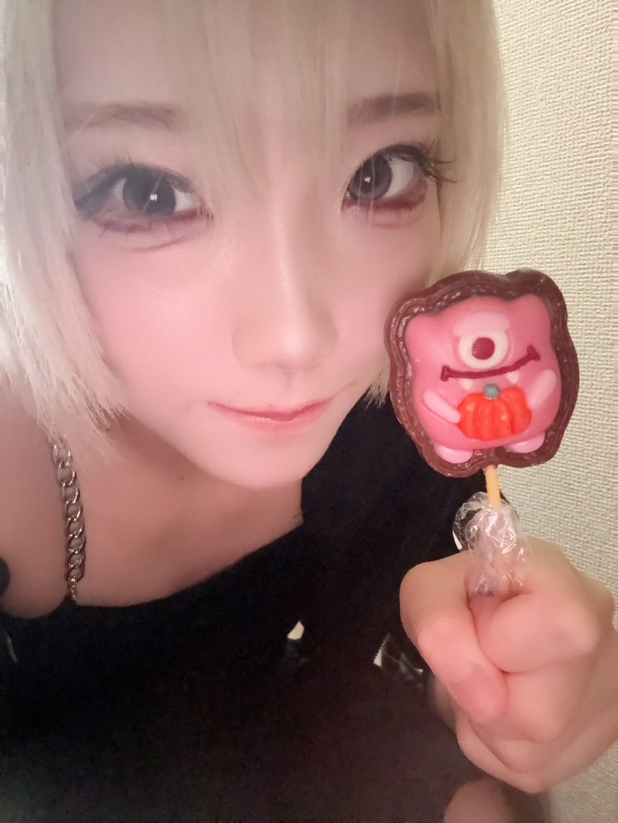 BabelClass_Rei's tweet photo. 猫目女とモンスターのお菓子🍫 https://t.co/9gNAdNt4Hr