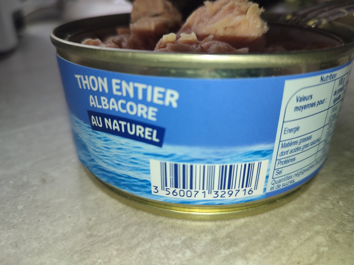 MarcPiveau's tweet photo. Thon carrefour vendu 'entier' ne contient que des miettes 
Poids net dans l'assiette 160g au lieu des 182g indiqués 
Et le même problème avec plusieurs boîtes 

Allô arnaque ?

@CarrefourSAV https://t.co/e0iomzOe19