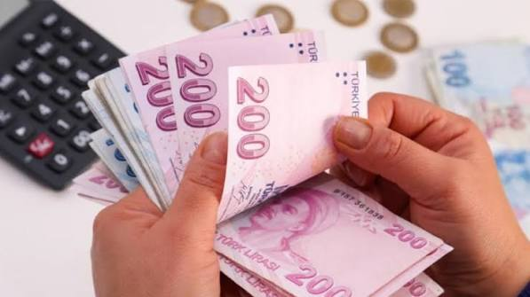 PiyasaAkis's tweet photo. 🚨 İHTİYAÇ KREDİLERİNDE TAKİP ORANI 9 YILIN ZİRVESİNDE!

💳 İhtiyaç kredilerinde geri ödenemeyen borçların oranı %6,1’e yükseldi.

📈 Bireysel kredi kartlarında takibe dönüşüm oranı %5,3 oldu.

🏦 Bankacılık sektörünün genelinde bu oran %3 seviyesinde kaldı.

💰 31 Temmuz itibarıyla tüketici kredileri ve bireysel kredi kartlarındaki toplam borç 6,85 trilyon TL’yi aştı.

📌 Veriler, vatandaşların borç geri ödeme baskısının arttığına işaret ediyor.

Kaynak: BDDK
