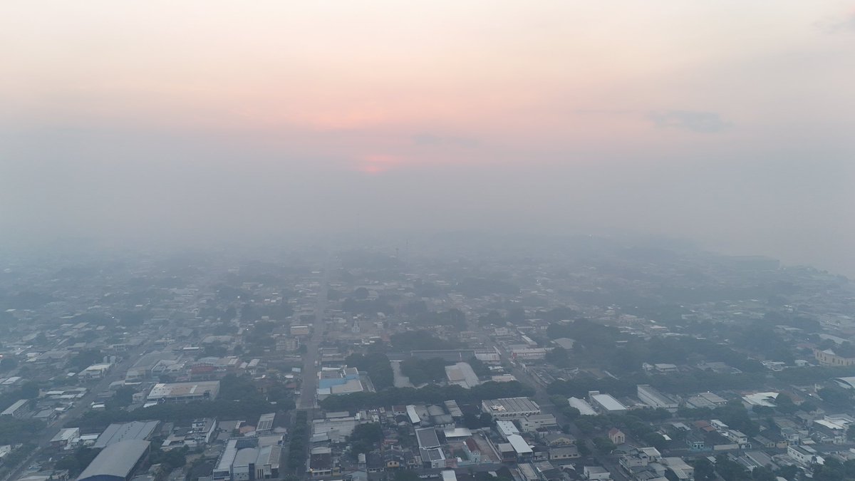 LiamCavalcante's tweet photo. Itacoatiara, no Amazonas, mais uma vez encoberta de fumaça dos incêndios florestais. A qualidade do ar ficou insalubre e a Defesa Civil disparou alerta aos moradores para usar máscara e evitar exposição à fumaça. #Itacoatiara #Amazonas https://t.co/uVbItKZbNu