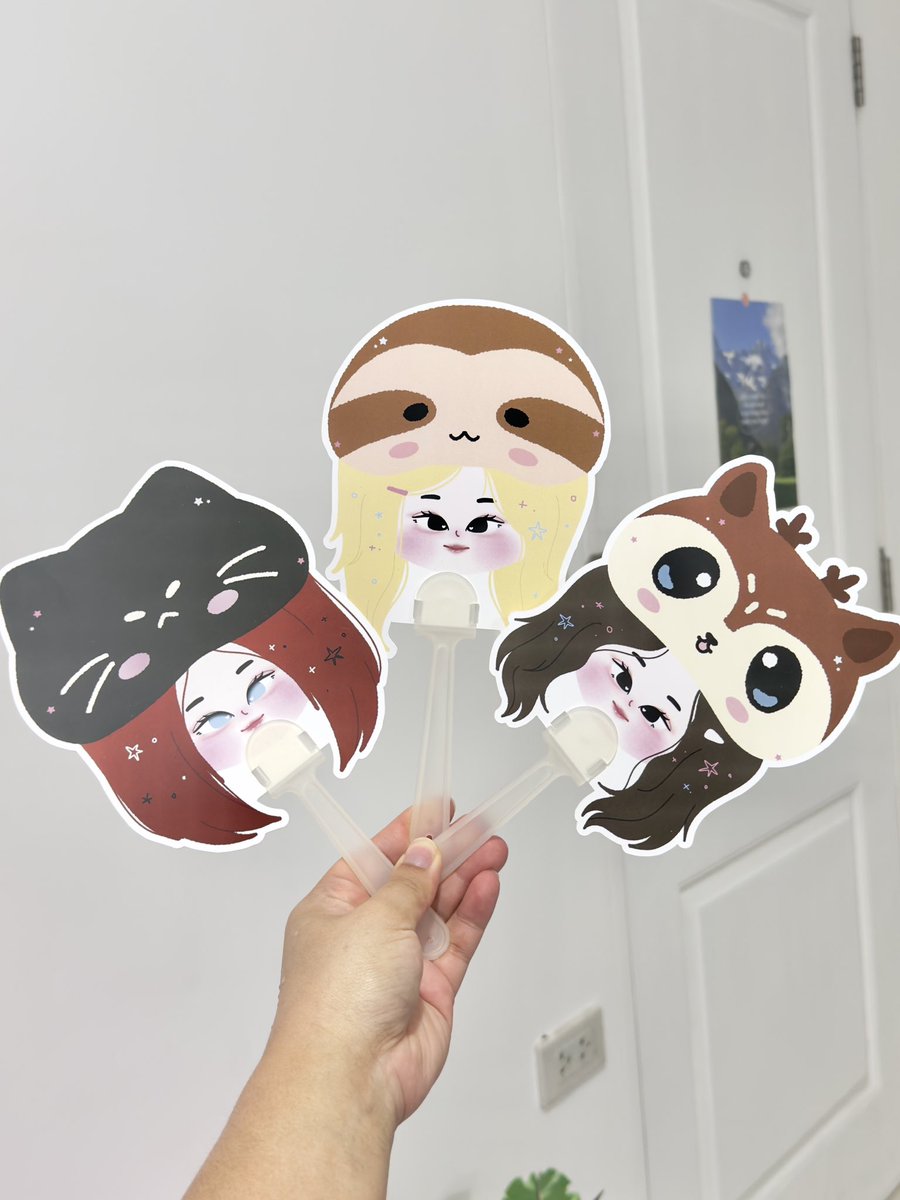 _eeaarrnn's tweet photo. นั่งแพค giveaway กันค้าบบ ใครอยากได้รี+เม้นอยากได้เซ็ตไหน 
• แคนนี่ น้องแพร มีสติ๊กเกอร์ไดคัค , พัด
• พี่ก้า setถุง มีสติ๊กเกอร์ไดคัค keycap
, พัด
เราไปคอน 2วัน
#babymonters #เบม่อนออนทัวร์2026 #babymontersinbkk https://t.co/YqKBIA4VjA