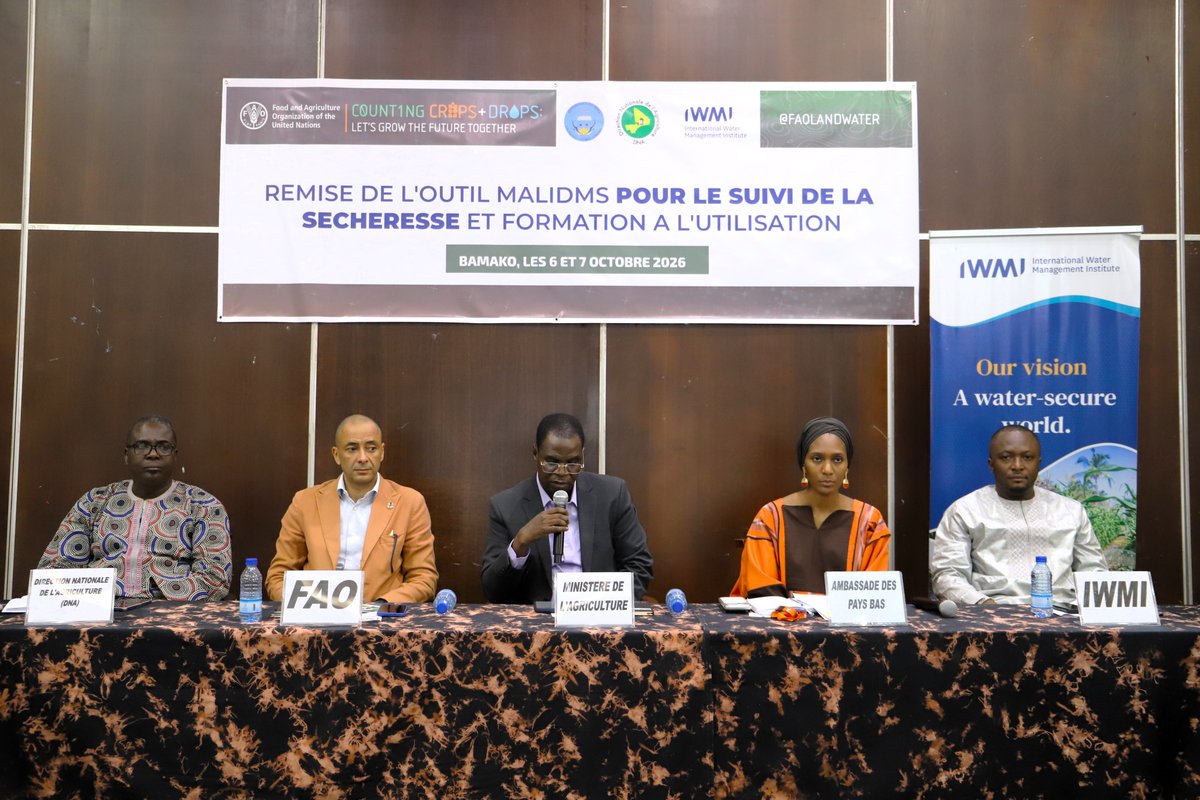 FAOMali's tweet photo. 🌾🇲🇱 Pour mieux anticiper la sécheresse agricole au #Mali, @FAOMali vient de procéder à la remise officielle de l’outil #MaliDMS à la Direction Nationale de l’Agriculture #DNA de @ml_agriculture en collaboration avec @IWMI_ &amp; avec le soutien des @NLauMali 🇳🇱. 1/5 https://t.co/ytTyG3ixU7