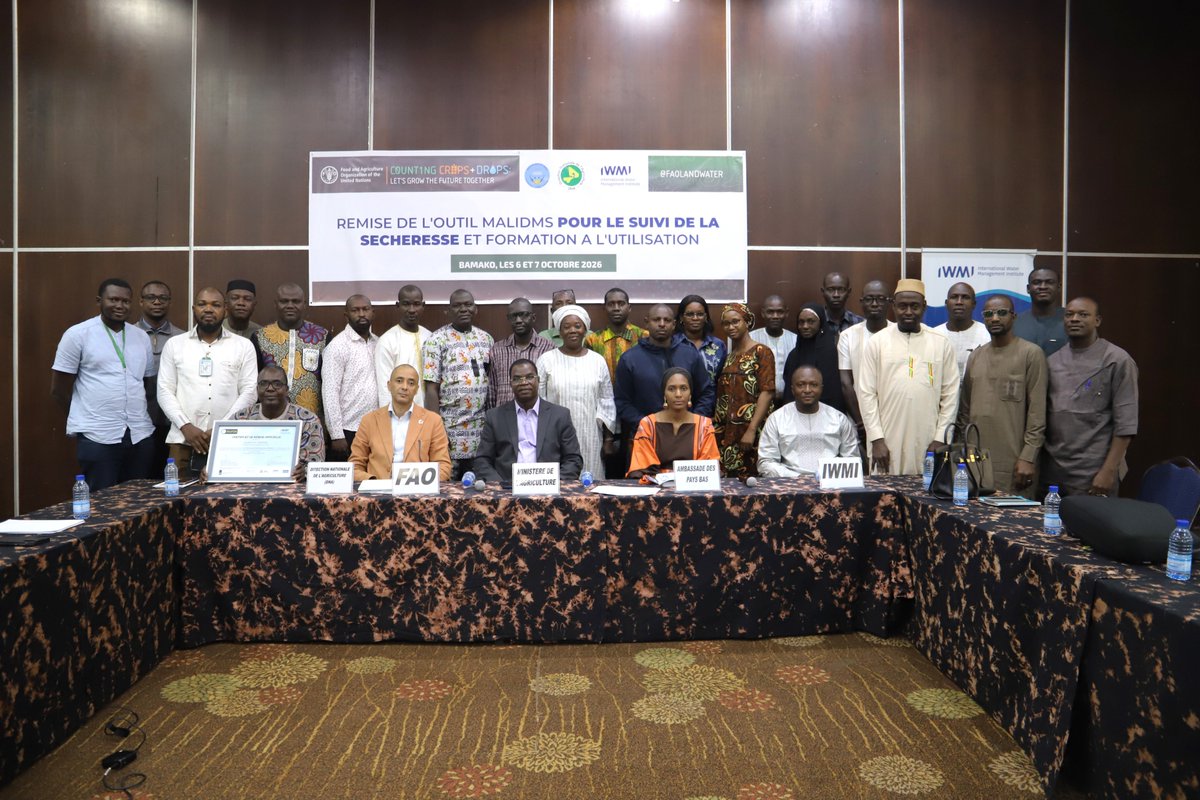 FAOMali's tweet photo. 🌾🇲🇱 Pour mieux anticiper la sécheresse agricole au #Mali, @FAOMali vient de procéder à la remise officielle de l’outil #MaliDMS à la Direction Nationale de l’Agriculture #DNA de @ml_agriculture en collaboration avec @IWMI_ &amp; avec le soutien des @NLauMali 🇳🇱. 1/5 https://t.co/ytTyG3ixU7