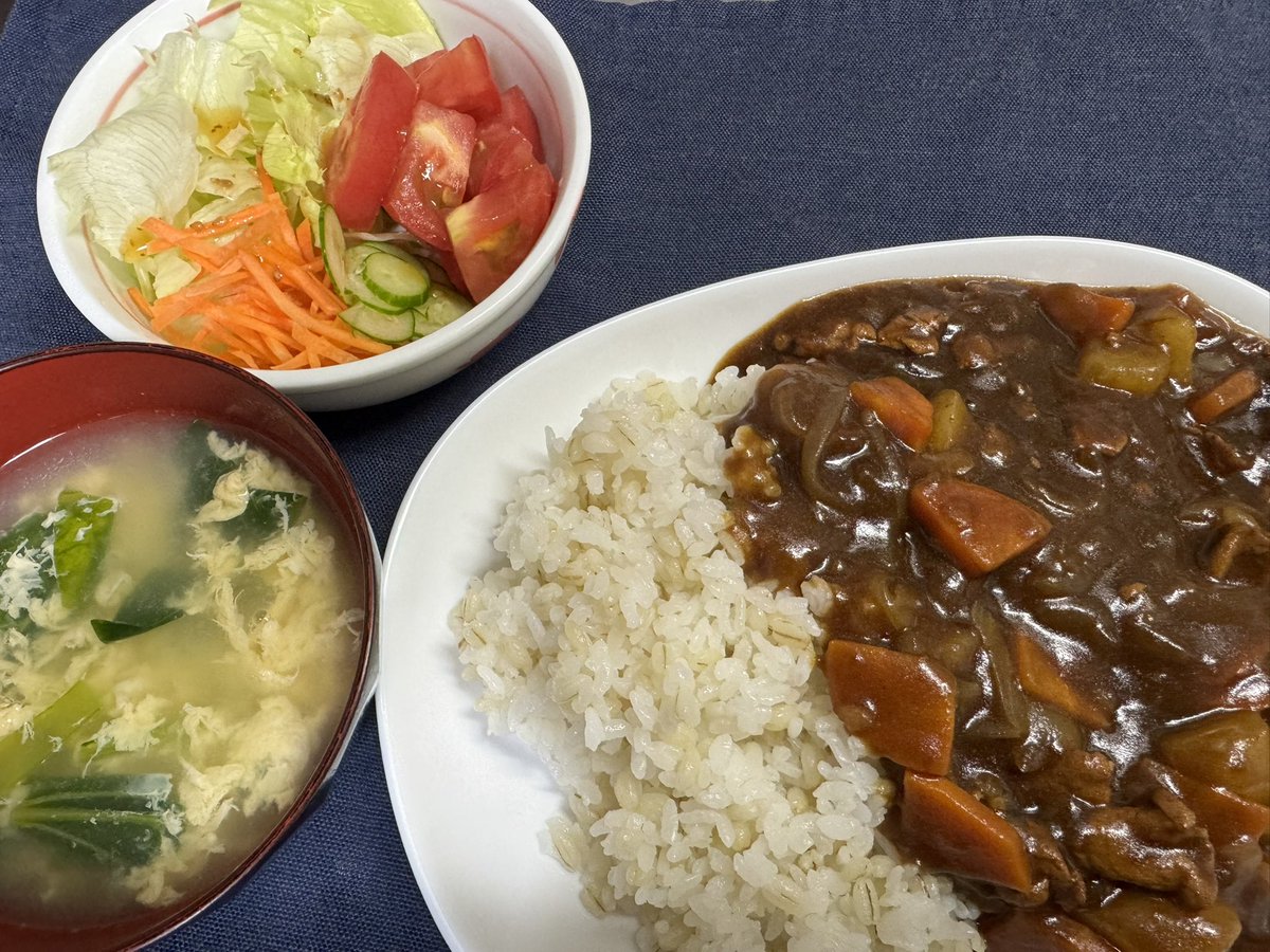 r_md_s's tweet photo. りゅう'sキッチン  晩ごはん

ハッシュドポーク
たまごと小松菜のスープ
サラダ

ルーが大量過ぎ🤣 https://t.co/M53CsLyKpC