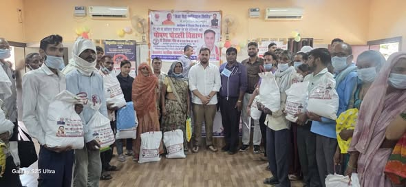 ntep_UP's tweet photo. #TBMuktBharat अलीगढ़ के खैर नगर पालिका  अध्यक्ष श्री संजय शर्मा के द्वारा100 क्षयरोगियों को गोद लेकर पोषण पोटली वितरण किया गया, ब्लॉक खैर में बीडीओ व अन्य स्टाफ द्वारा 70 क्षय रोगियों को गोद लेकर पोषण पोटली का वितरण किया गया @moansadhana @TbDivision @TBHDJ @khpt4change @nhm_up https://t.co/Eoz4rybPap